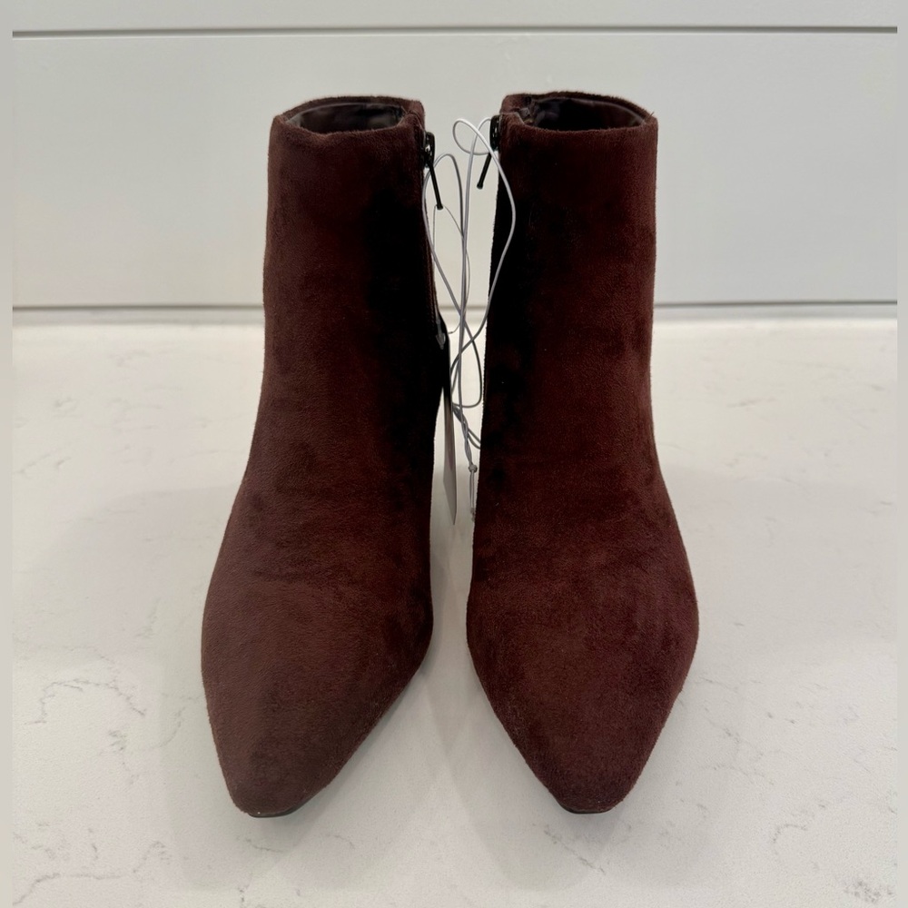 NWT UNIVERSAL THREAD Chocolate Brown Faux Suede Ankle Boots, size 6-1/2